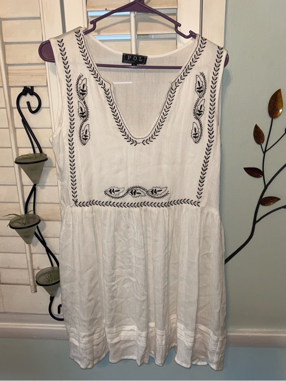 POL White Sleeveless Embroidered V-Neck mini dress
